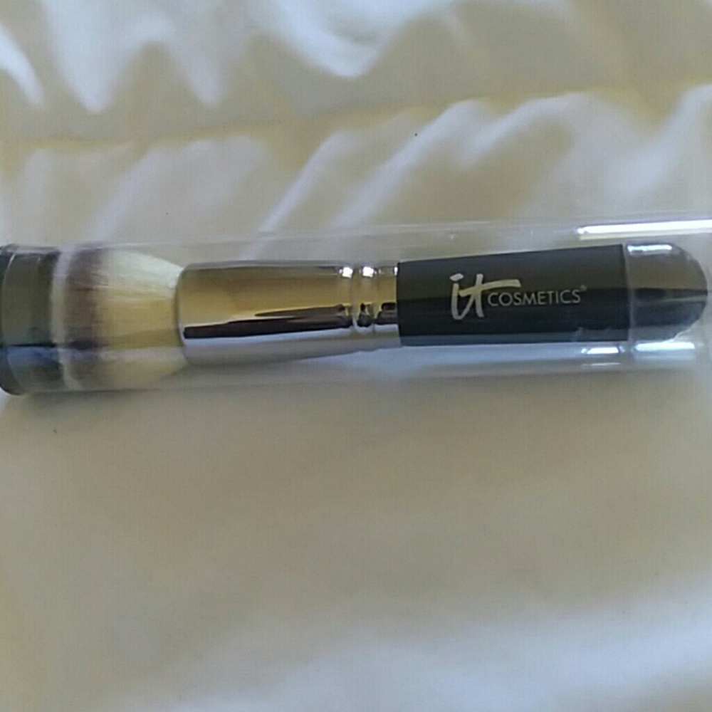 It Cosmetics No 6 Brush